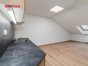 Pronájem bytu 2+kk, Plzeň, Skvrňanská, 37 m2