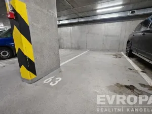 Prodej garážového stání, Praha - Žižkov, Jeseniova, 15 m2