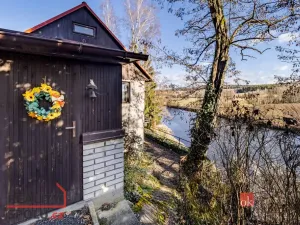 Prodej chaty, Týn nad Vltavou - Hněvkovice na levém břehu Vltavy, 80 m2