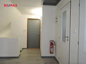 Pronájem výrobních prostor, Hostivice, Školská, 400 m2