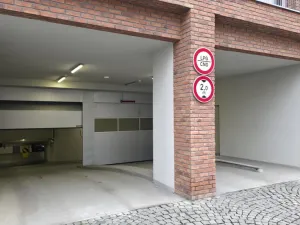 Pronájem garážového stání, Praha - Karlín, Křižíkova, 13 m2