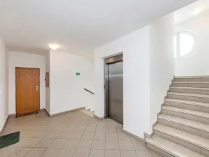 Pronájem bytu 1+kk, Praha - Libeň, Nad Okrouhlíkem, 42 m2