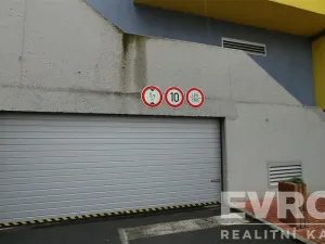 Pronájem garážového stání, Praha - Žižkov, Jeseniova, 13 m2