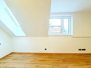 Prodej bytu 4+kk, Stochov, náměstí u dubu, 96 m2