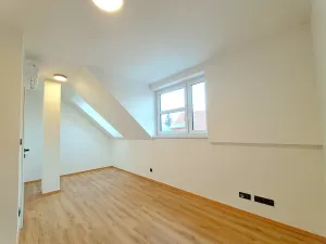 Prodej bytu 4+kk, Stochov, náměstí u dubu, 96 m2