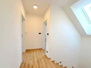 Prodej bytu 4+kk, Stochov, náměstí u dubu, 96 m2