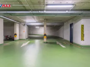 Pronájem garážového stání, Praha - Letňany, Miroslava Hajna, 15 m2