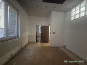 Pronájem obchodního prostoru, Praha - Libeň, náměstí Dr. Václava Holého, 300 m2