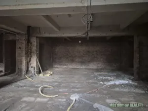 Pronájem obchodního prostoru, Praha - Libeň, náměstí Dr. Václava Holého, 300 m2