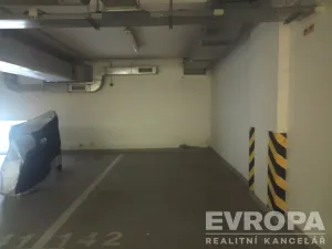 Pronájem garážového stání, Praha - Dejvice, Heinemannova, 18 m2