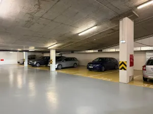 Pronájem garážového stání, Praha - Troja, Hnězdenská, 20 m2