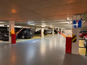 Pronájem garážového stání, Praha - Troja, Hnězdenská, 20 m2