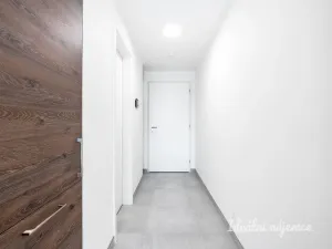 Pronájem bytu 1+kk, Praha - Hostavice, Českobrodská, 31 m2