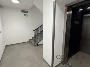 Pronájem garážového stání, Praha - Nusle, Závišova, 15 m2