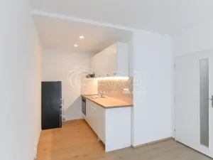 Pronájem bytu 2+kk, Praha - Kobylisy, Famfulíkova, 43 m2