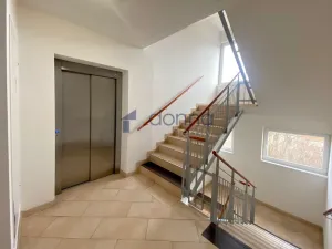 Pronájem bytu 1+kk, Praha, Nademlejnská, 35 m2