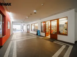 Prodej obchodního prostoru, Karlovy Vary, Divadelní náměstí, 52 m2