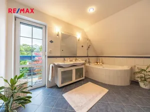 Prodej rodinného domu, Praha - Lochkov, V oudolku, 183 m2