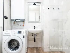 Pronájem bytu 1+kk, Praha, Jaromírova, 35 m2