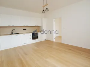Pronájem bytu 2+kk, Praha, Jeseniova, 47 m2