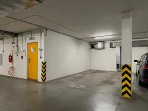 Pronájem garážového stání, Praha - Záběhlice, Mikanova, 17 m2