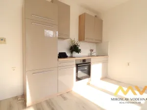 Pronájem bytu 1+kk, Hradec Králové - Třebeš, Ve Stromovce, 33 m2