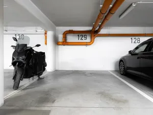 Pronájem garážového stání, Praha - Hlubočepy, Chlupáčova, 12 m2