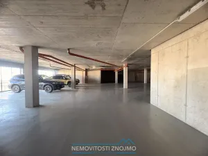 Pronájem garážového stání, Znojmo, Kosmákova, 15 m2