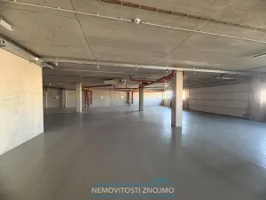 Pronájem garážového stání, Znojmo, Kosmákova, 15 m2