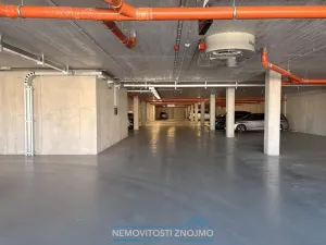 Pronájem garážového stání, Znojmo, Kosmákova, 15 m2