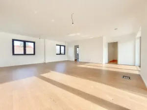 Prodej bytu 4+kk, Praha - Holyně, náměstí Pod lípou, 127 m2