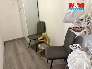 Pronájem obchodního prostoru, Pardubice - Zelené Předměstí, 17. listopadu, 12 m2