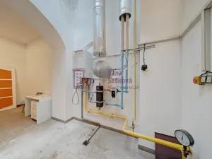 Pronájem obchodního prostoru, Jindřichův Hradec - Jindřichův Hradec I, nám. Míru, 525 m2