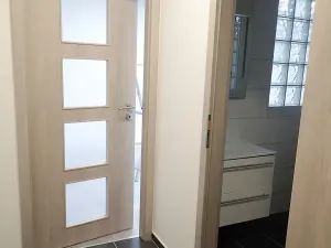 Pronájem bytu 1+kk, Praha - Kobylisy, Trousilova, 33 m2