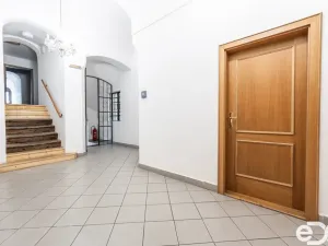 Pronájem kanceláře, Kolín, Karlovo náměstí, 193 m2