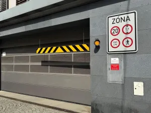 Pronájem garážového stání, Praha - Smíchov, Staropramenná, 12 m2