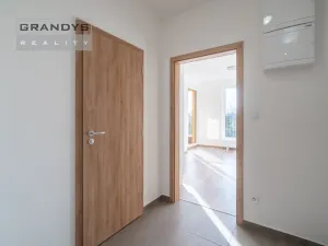 Prodej bytu 1+kk, Praha - Uhříněves, Oty Bubeníčka, 32 m2