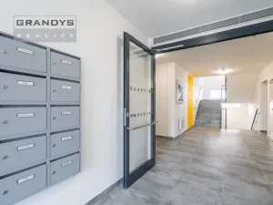 Prodej bytu 1+kk, Praha - Uhříněves, Oty Bubeníčka, 32 m2
