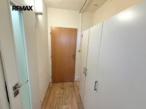 Pronájem bytu 1+kk, Praha - Kobylisy, Kyselova, 26 m2