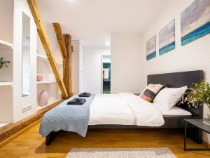 Pronájem bytu 1+kk, Praha - Karlín, Sokolovská, 77 m2