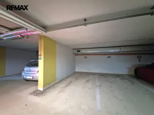Pronájem garážového stání, Praha, Sluneční náměstí, 13 m2