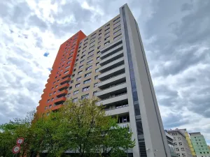 Pronájem garážového stání, Praha, Sluneční náměstí, 13 m2