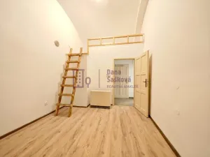 Pronájem bytu 2+1, Jindřichův Hradec - Jindřichův Hradec I, nám. Míru, 40 m2