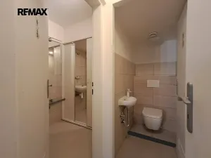 Pronájem obchodního prostoru, Praha - Žižkov, Víta Nejedlého, 71 m2