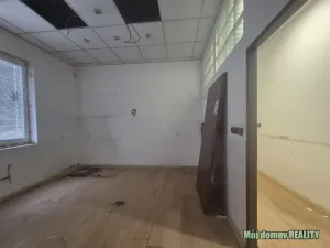 Pronájem obchodního prostoru, Praha - Libeň, náměstí Dr. Václava Holého, 300 m2