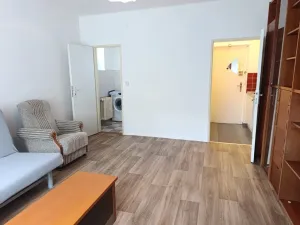Pronájem bytu 1+kk, Praha, Jeremenkova, 28 m2