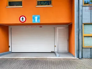 Pronájem garážového stání, Praha, Tomkova, 12 m2