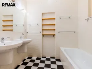 Prodej bytu 2+1, Praha - Bubeneč, náměstí Interbrigády, 95 m2