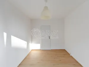 Prodej bytu 2+kk, Praha - Kobylisy, Famfulíkova, 43 m2