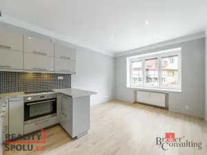 Pronájem bytu 2+kk, Praha - Podolí, Dvorecké náměstí, 43 m2